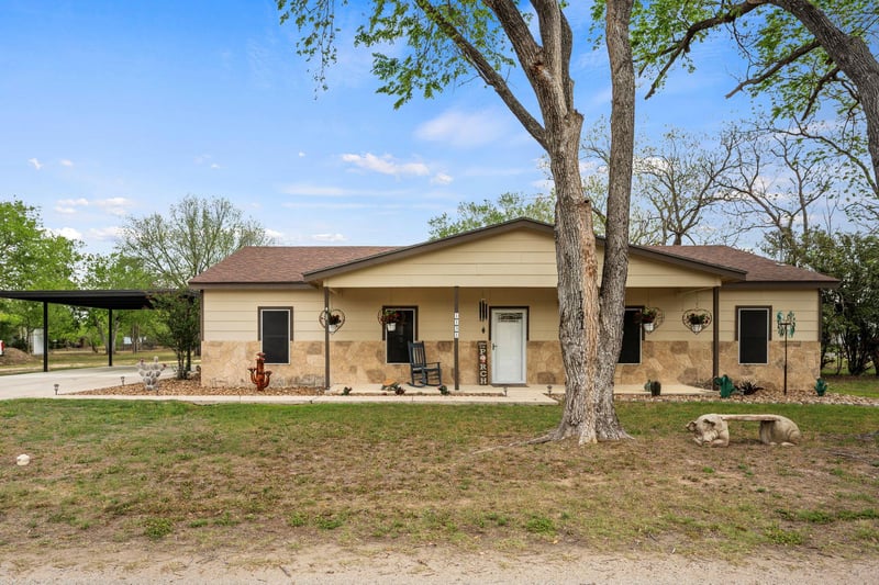 1131 Fannin ST, Luling, TX 78648