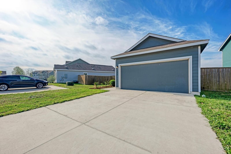 129 Vulcan DR, Jarrell, TX 76537