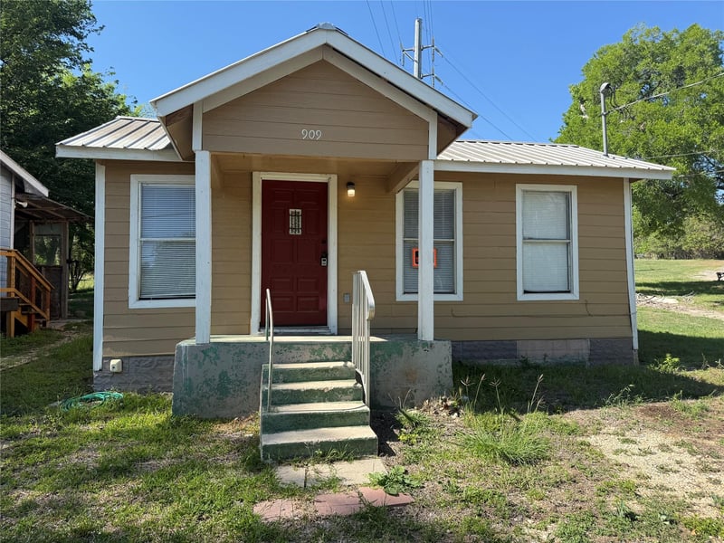 909 Market ST, Lockhart, TX 78644