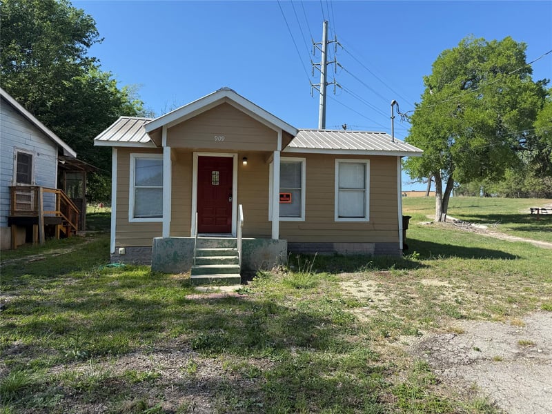 909 Market ST, Lockhart, TX 78644