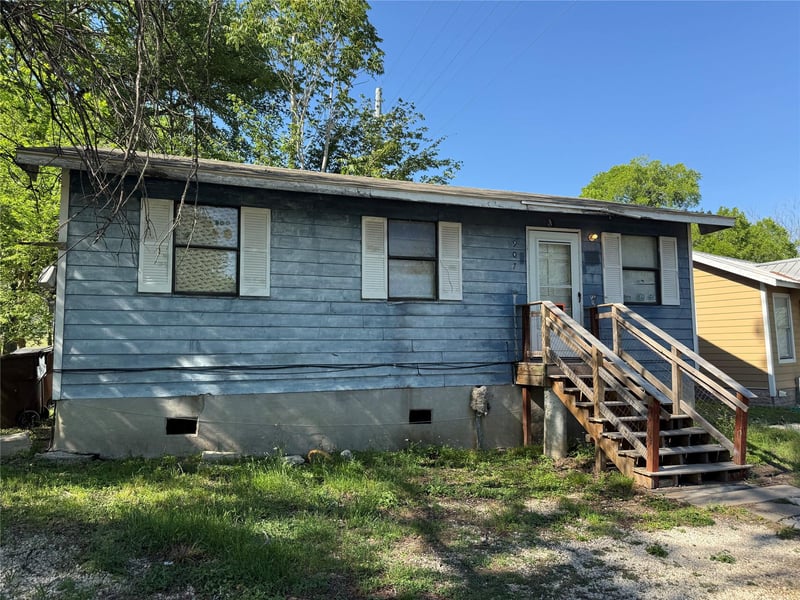 907 Market ST, Lockhart, TX 78644