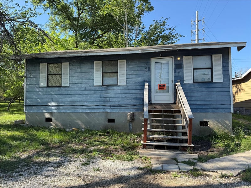 907 Market ST, Lockhart, TX 78644