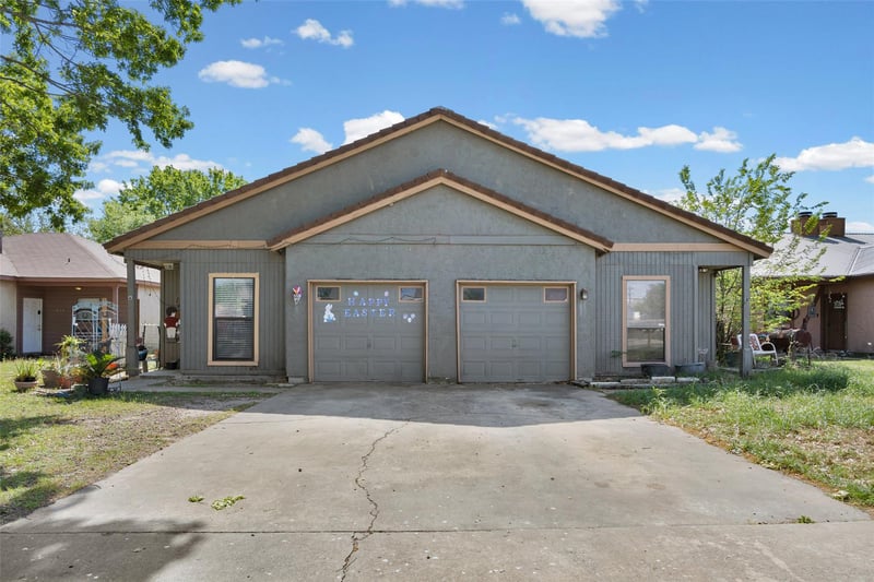 911 Crockett ST, Lockhart, TX 78644