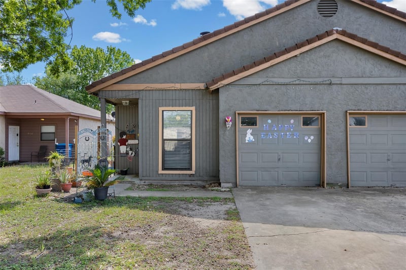 911 Crockett ST, Lockhart, TX 78644
