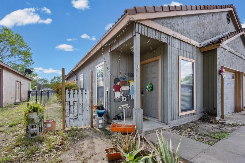 911 Crockett ST, Lockhart, TX 78644