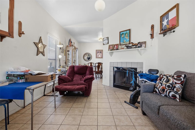 911 Crockett ST, Lockhart, TX 78644