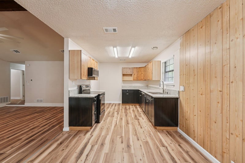 1800 Cedarlawn ST, Taylor, TX 76574