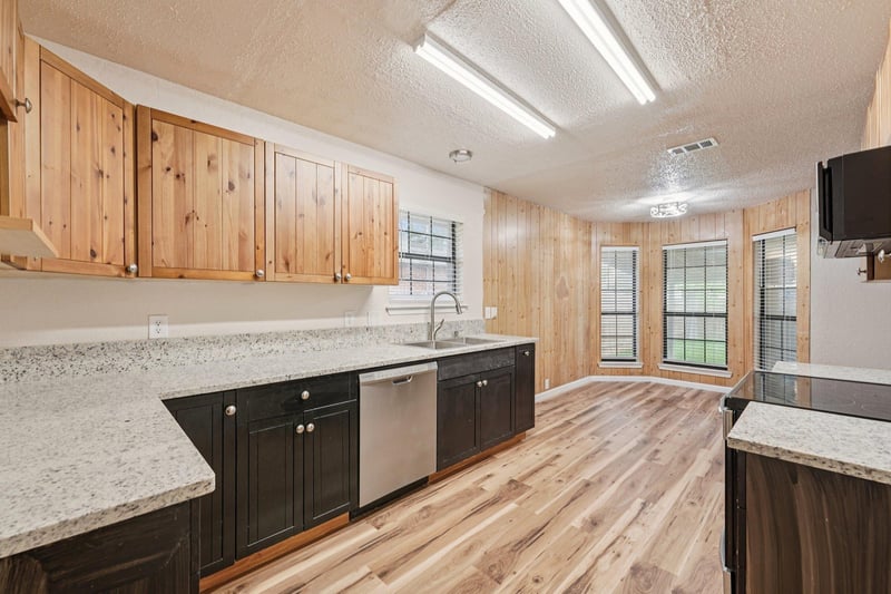 1800 Cedarlawn ST, Taylor, TX 76574