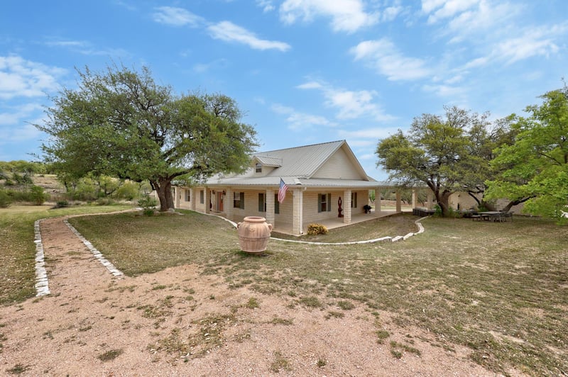 301 Hall LN, Spicewood, TX 78669