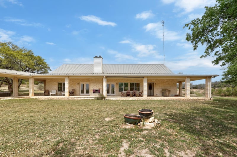 301 Hall LN, Spicewood, TX 78669