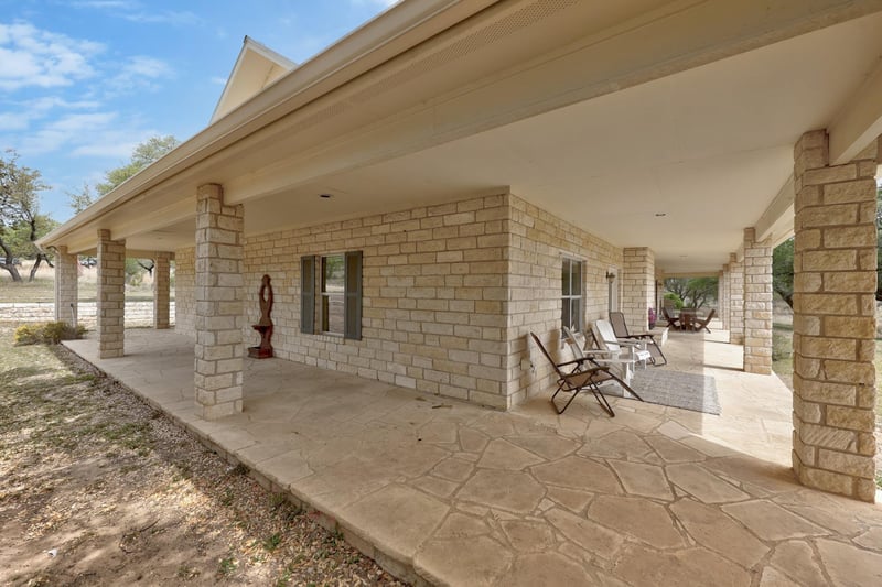 301 Hall LN, Spicewood, TX 78669