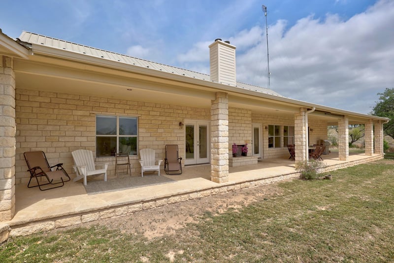 301 Hall LN, Spicewood, TX 78669