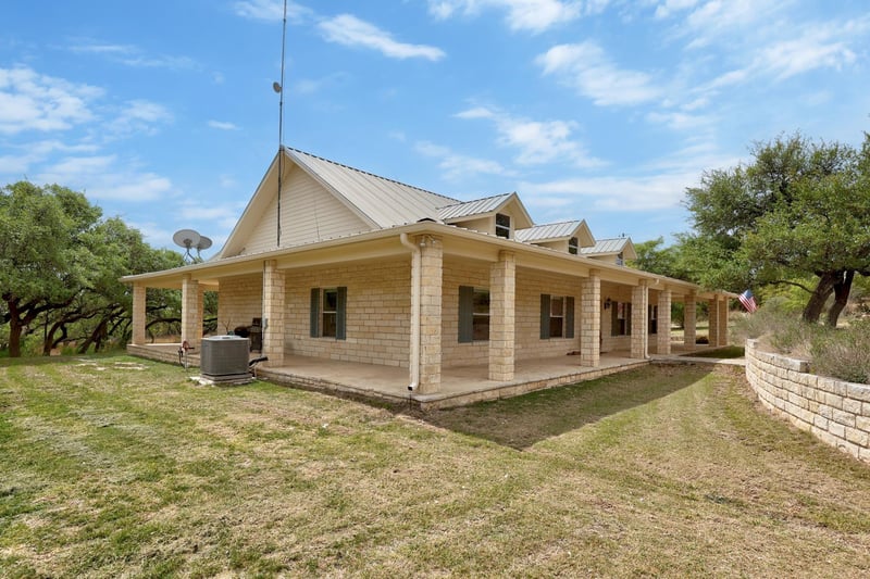 301 Hall LN, Spicewood, TX 78669