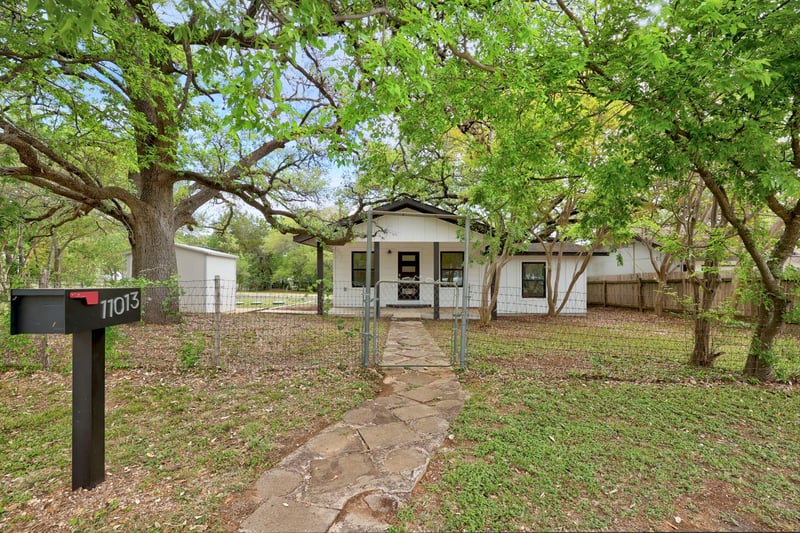 11013 Travis DR, Jonestown, TX 78645