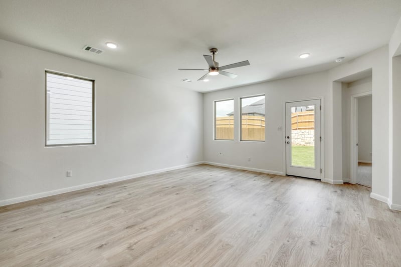 180 Hornet ST, Elgin, TX 78621