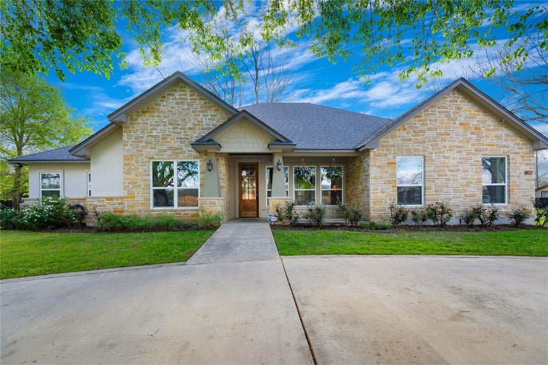 802 Wilkes ST, Smithville, TX 78957