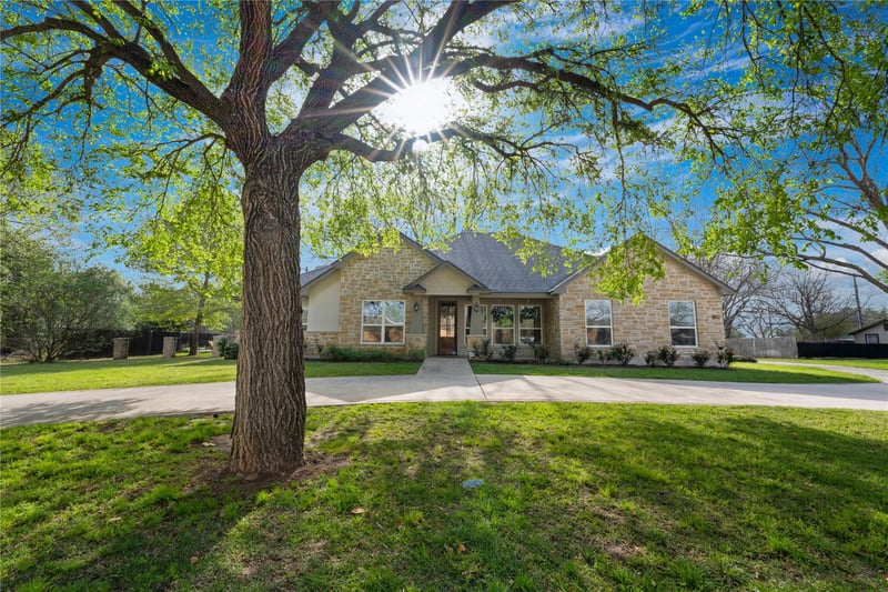 802 Wilkes ST, Smithville, TX 78957