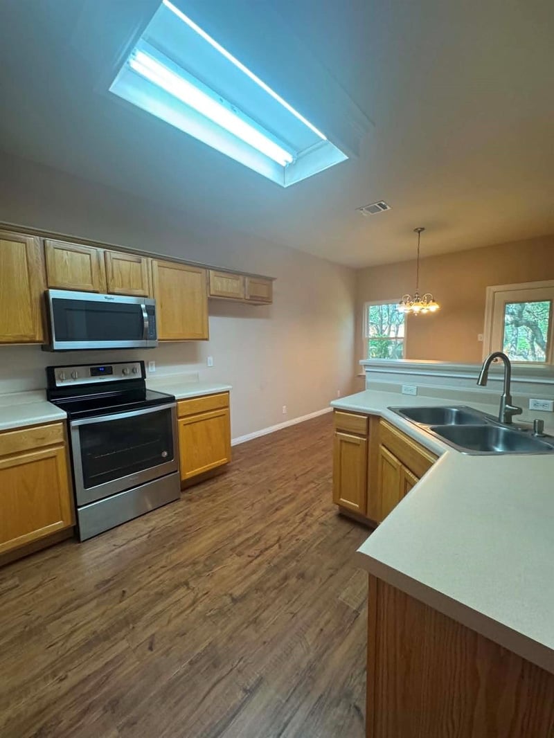 2037 Northview DR, San Marcos, TX 78666
