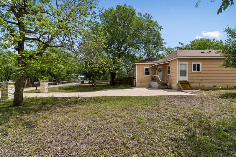 810 Lamar ST, Luling, TX 78648