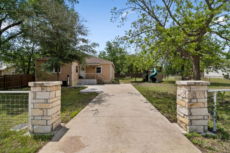 810 Lamar ST, Luling, TX 78648