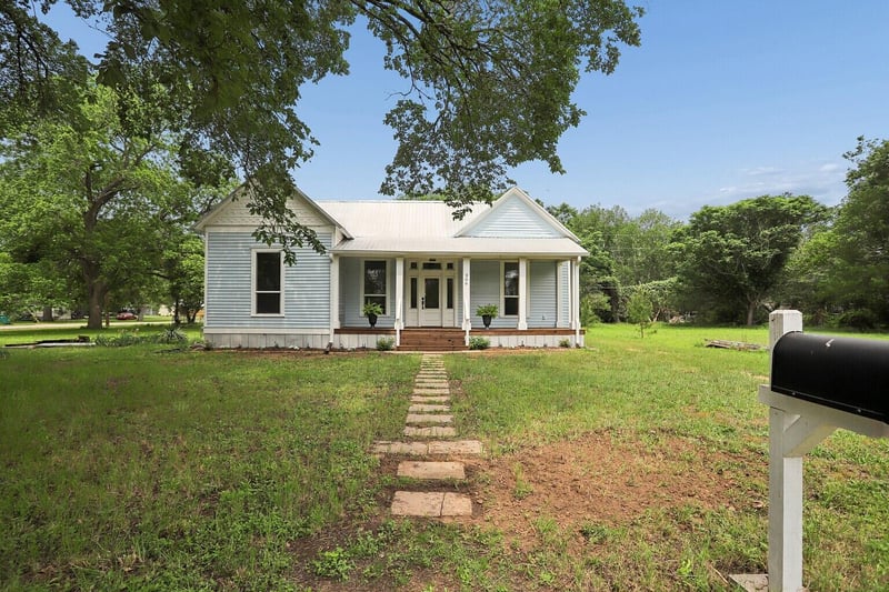 306 Rivers ST, Smithville, TX 78957