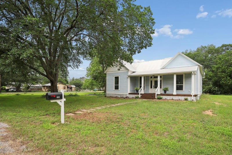 306 Rivers ST, Smithville, TX 78957