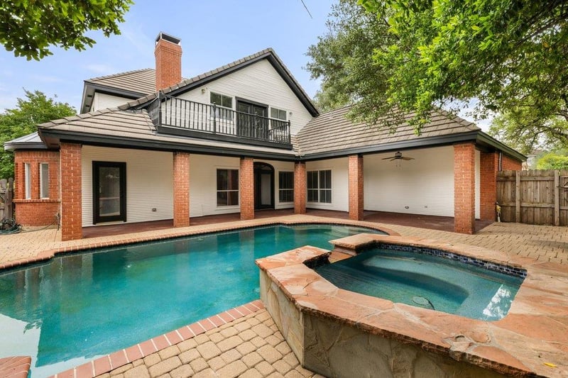 33 Cottondale RD, The Hills, TX 78738