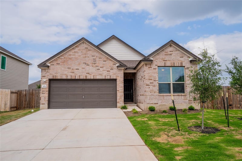 304 Summit DR, Lockhart, TX 78644