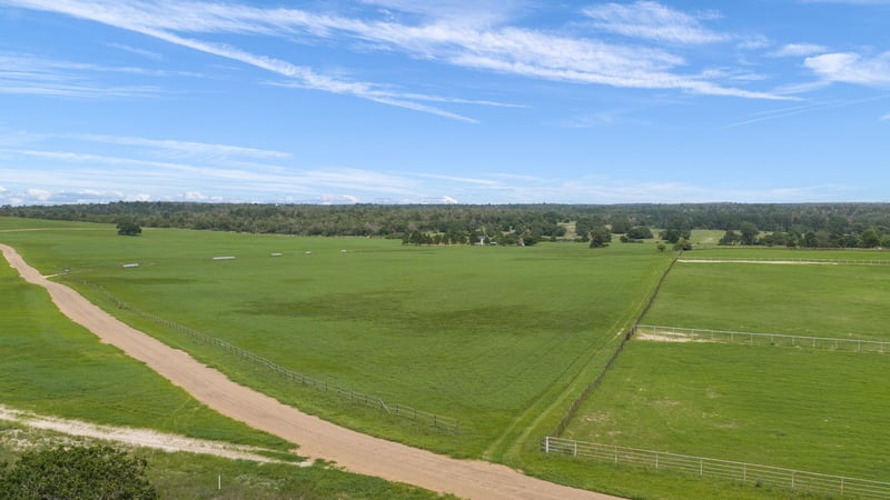 245 Country LN, Mcdade, TX 78650