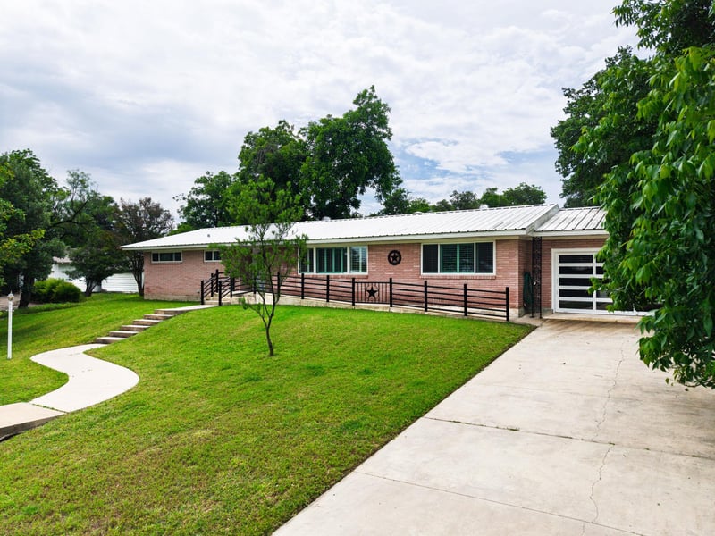 708 W North Ave, Lampasas, TX 76550