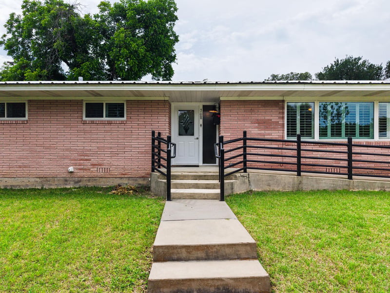 708 W North Ave, Lampasas, TX 76550