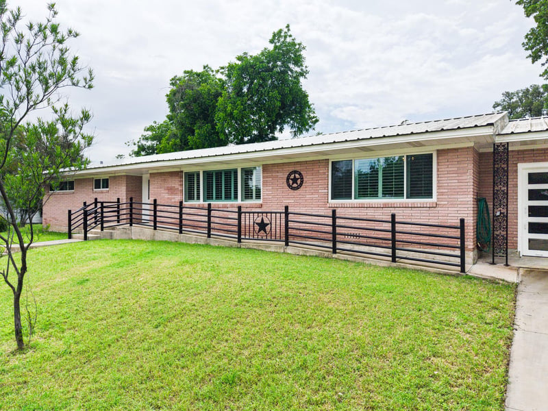 708 W North Ave, Lampasas, TX 76550