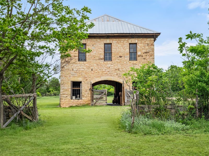 426 Ranch Road 962 East, Round Mountain, TX 78663