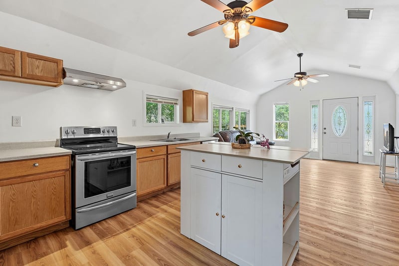 1998 Upper Elgin River RD, Elgin, TX 78621