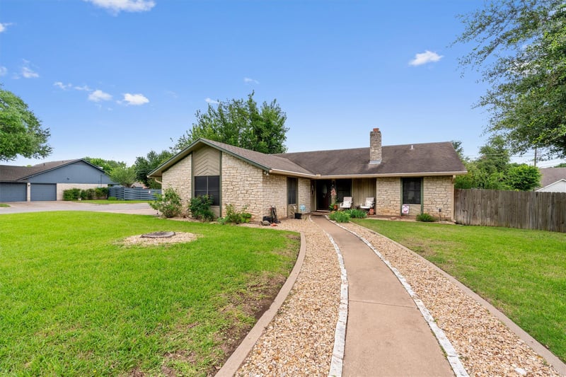 401 Drake LN, Taylor, TX 76574
