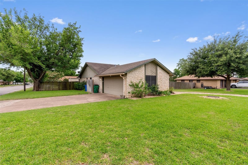 401 Drake LN, Taylor, TX 76574