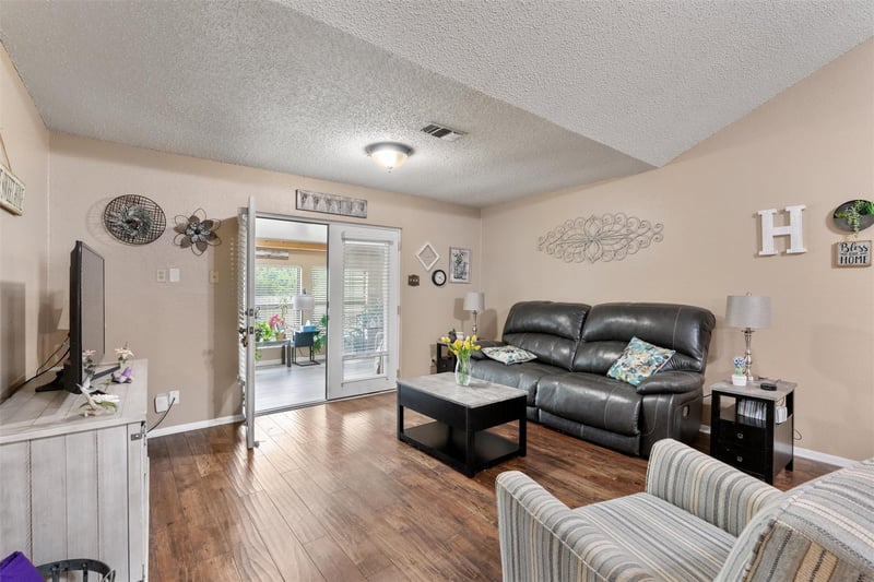 401 Drake LN, Taylor, TX 76574