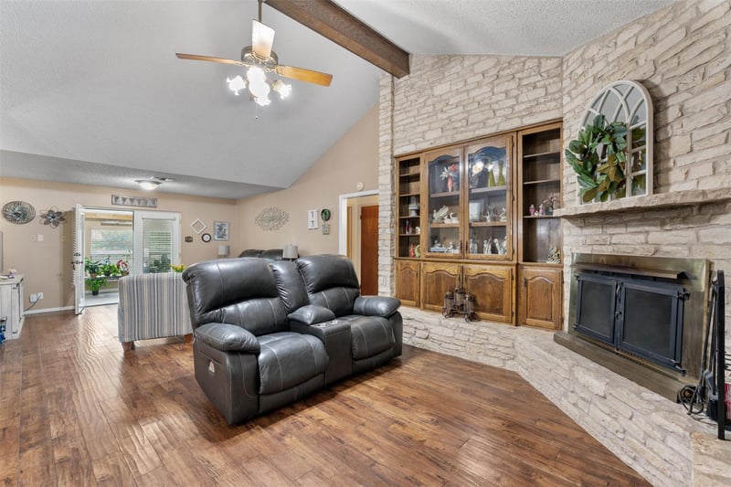 401 Drake LN, Taylor, TX 76574