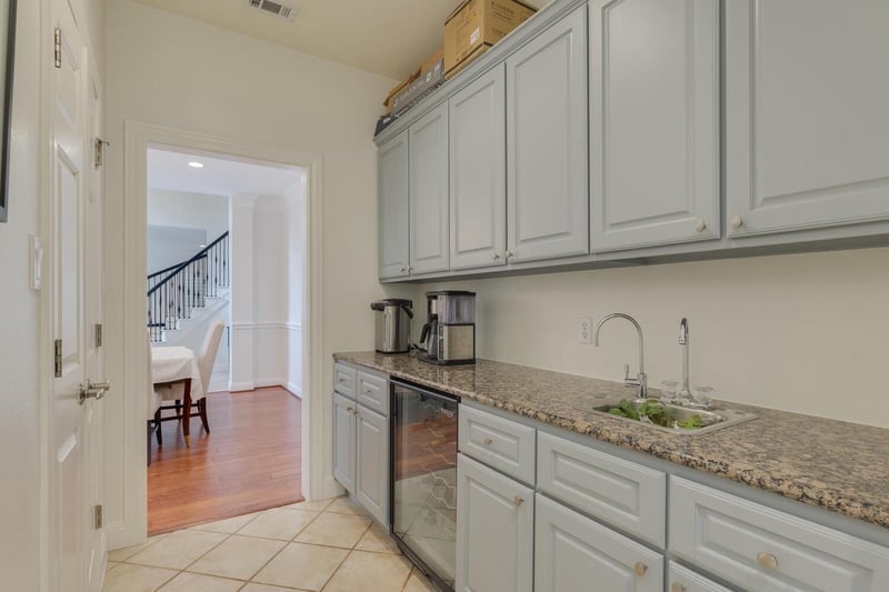 14 Torrington LN, The Hills, TX 78738