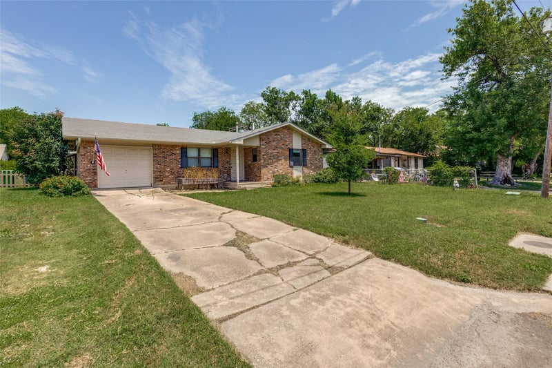 1516 Mclain ST, Taylor, TX 76574