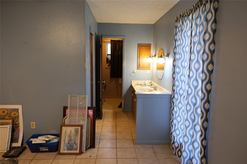 240 Mcacres DR, Mcdade, TX 78650