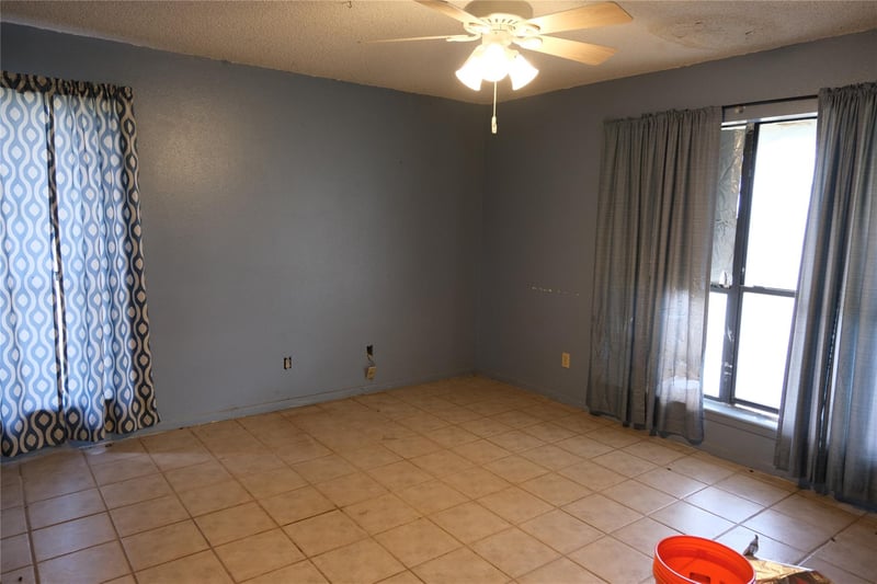 240 Mcacres DR, Mcdade, TX 78650