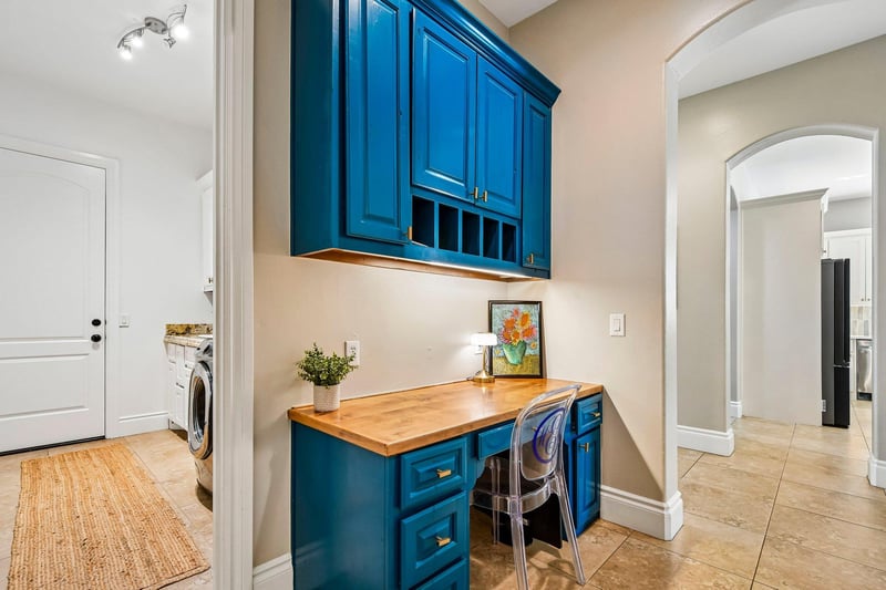 14 Camwood TRL, The Hills, TX 78738
