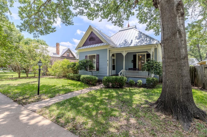 504 Gresham ST, Smithville, TX 78957