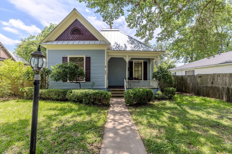 504 Gresham ST, Smithville, TX 78957