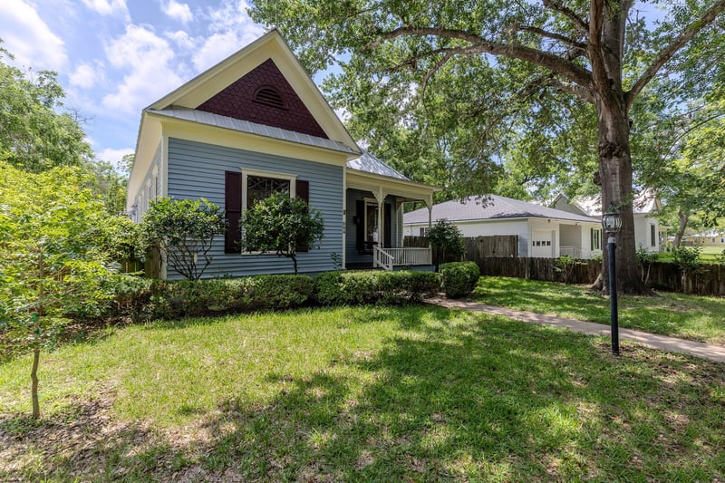 504 Gresham ST, Smithville, TX 78957