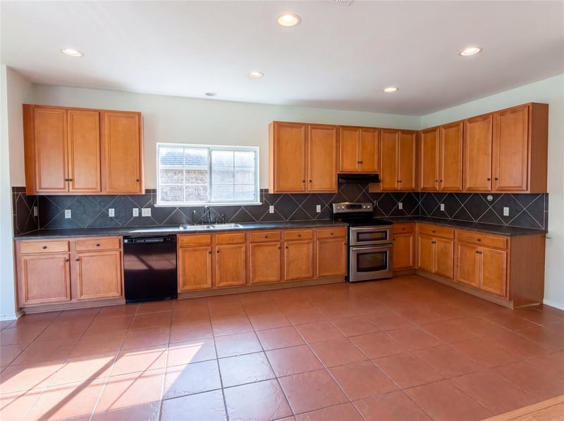 807 Yosemite TRL, Taylor, TX 76574
