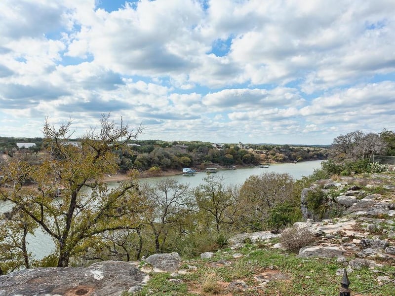 1102 Cliffview DR, Spicewood, TX 78669