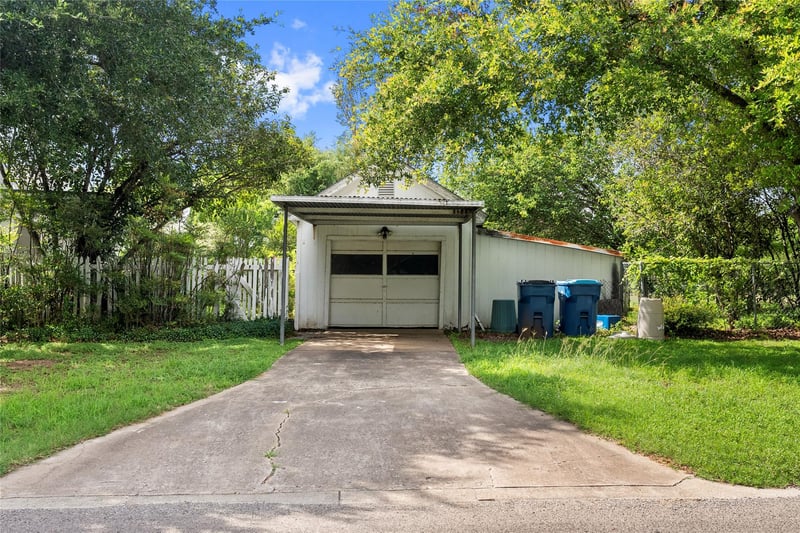 513 Avenue F, Elgin, TX 78621