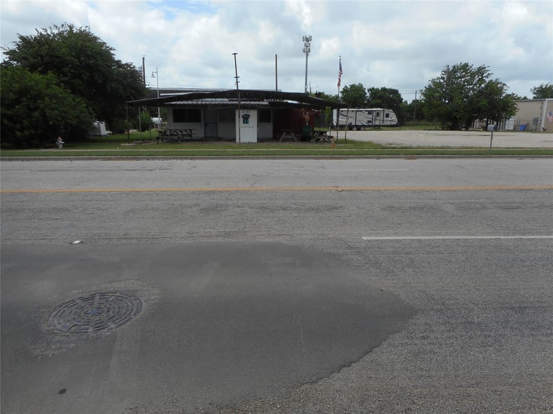 1107 2nd ST, Taylor, TX 76574